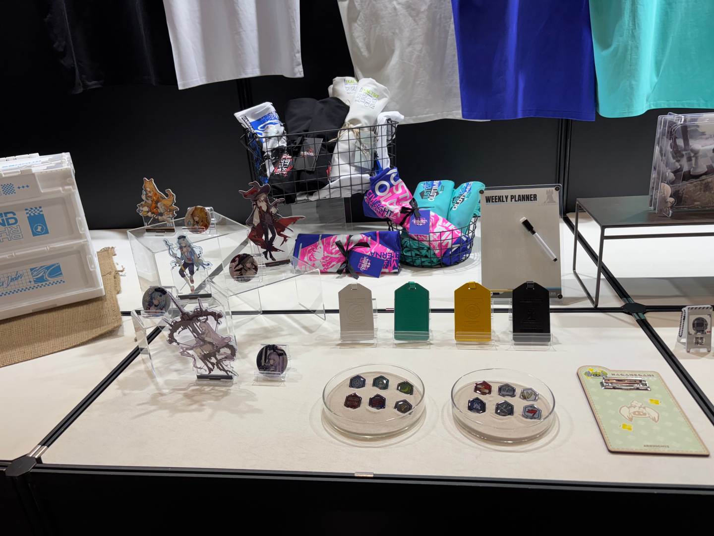 タペストリーなど各種グッズを間近でチェック！