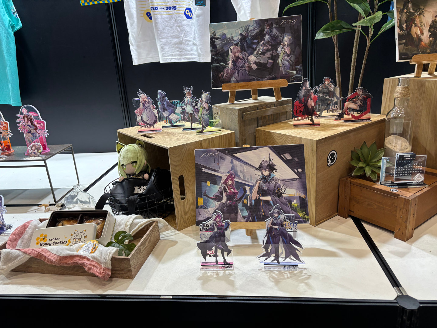 タペストリーなど各種グッズを間近でチェック！