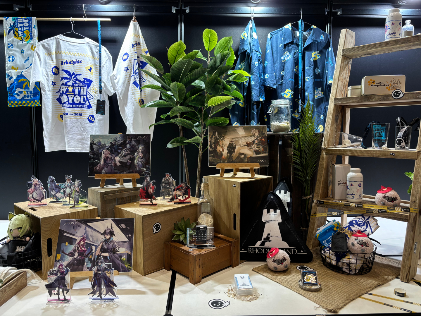 タペストリーなど各種グッズを間近でチェック！