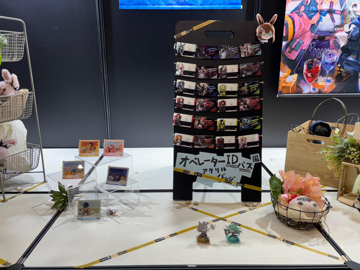 タペストリーなど各種グッズを間近でチェック！