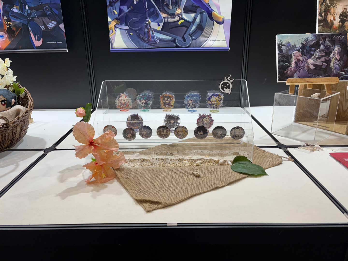 タペストリーなど各種グッズを間近でチェック！