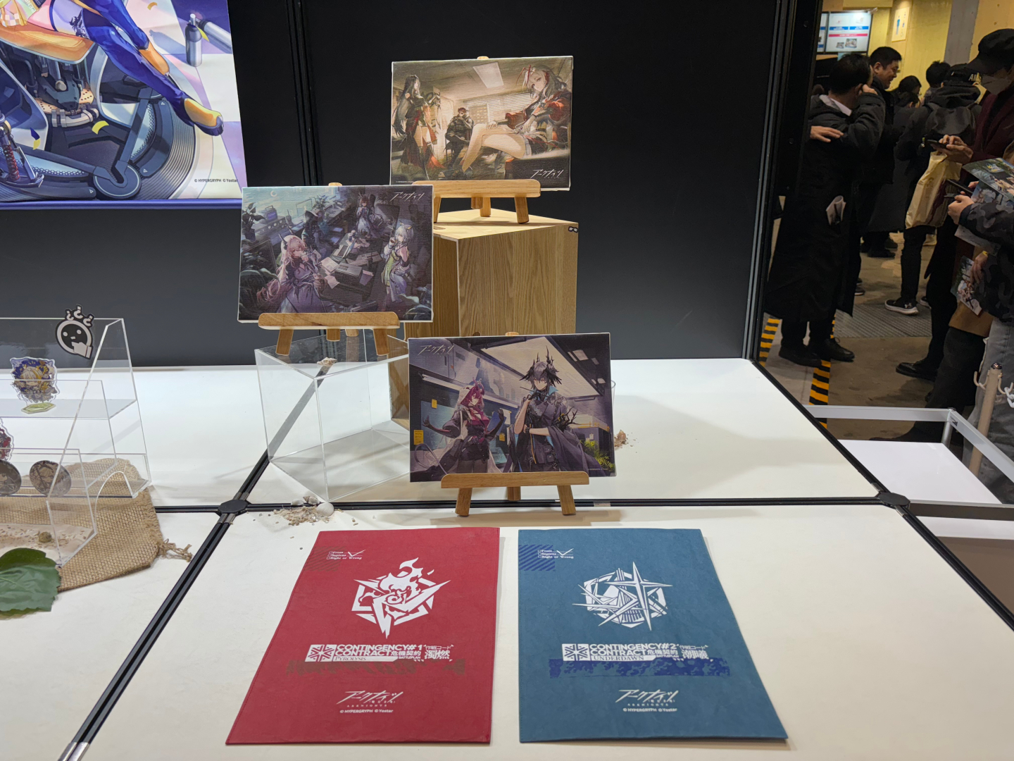 タペストリーなど各種グッズを間近でチェック！