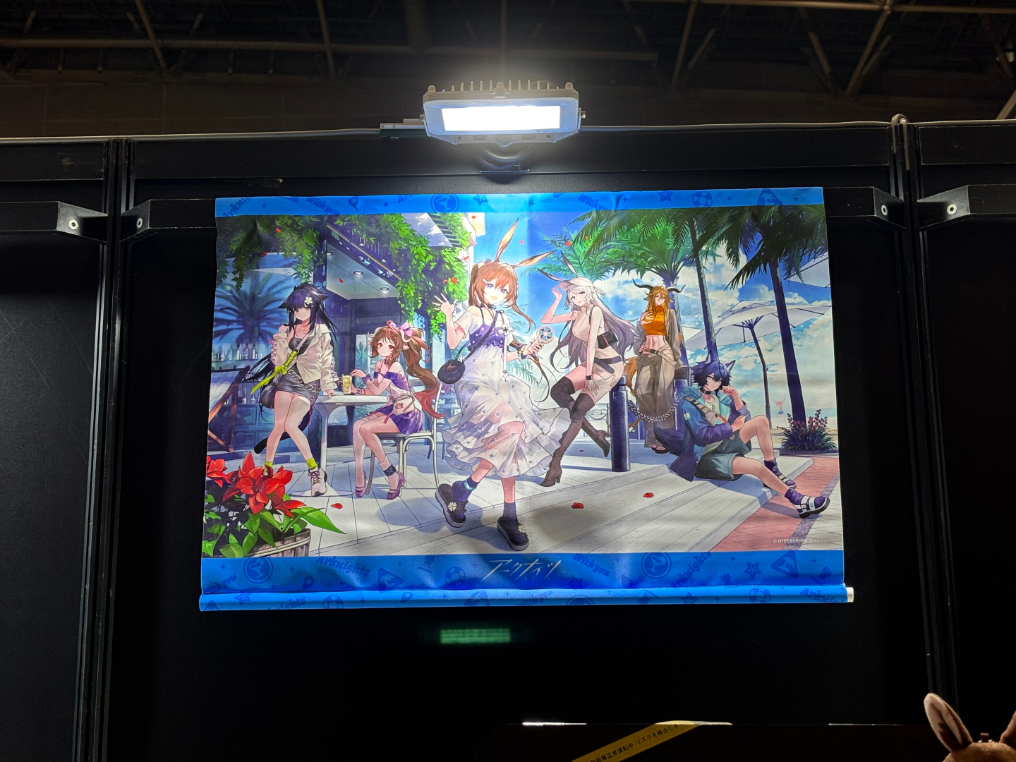 タペストリーなど各種グッズを間近でチェック！