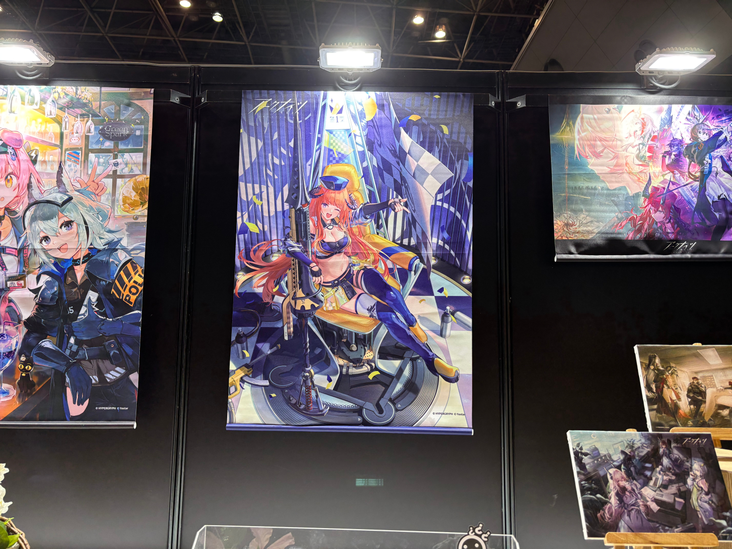 タペストリーなど各種グッズを間近でチェック！