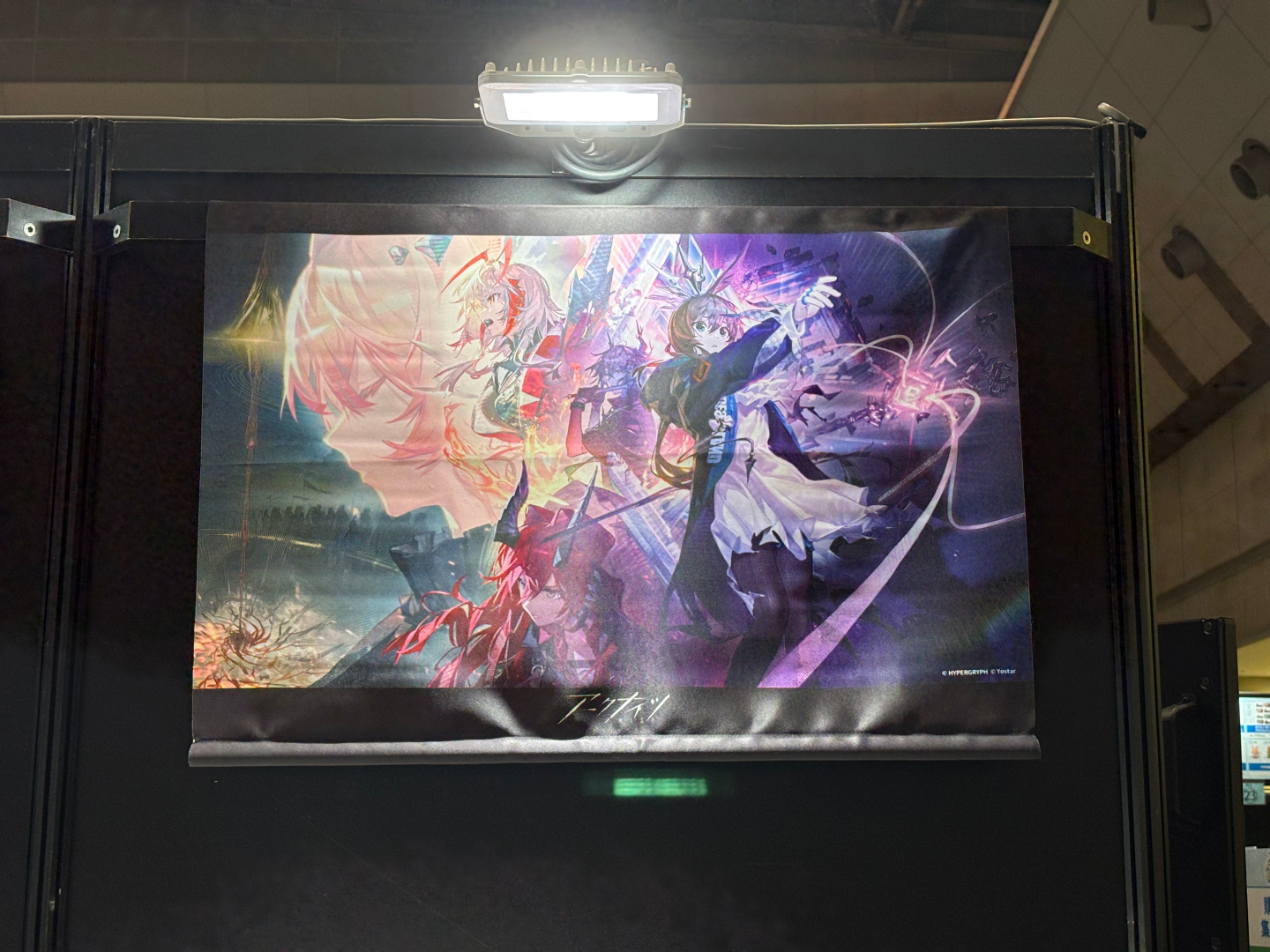 タペストリーなど各種グッズを間近でチェック！