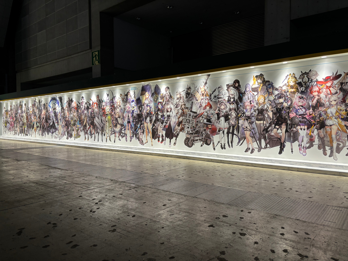 オペレーターたちを描いた壁面装飾。圧巻の数だ