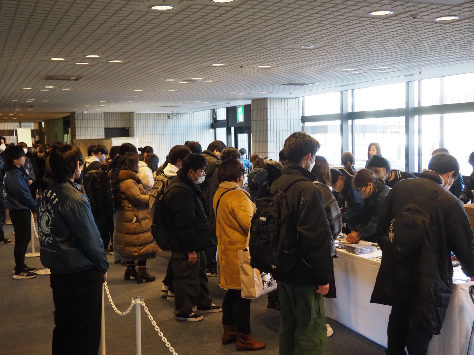 物販は開場30分前の時点でかなりの待機列を形成していた