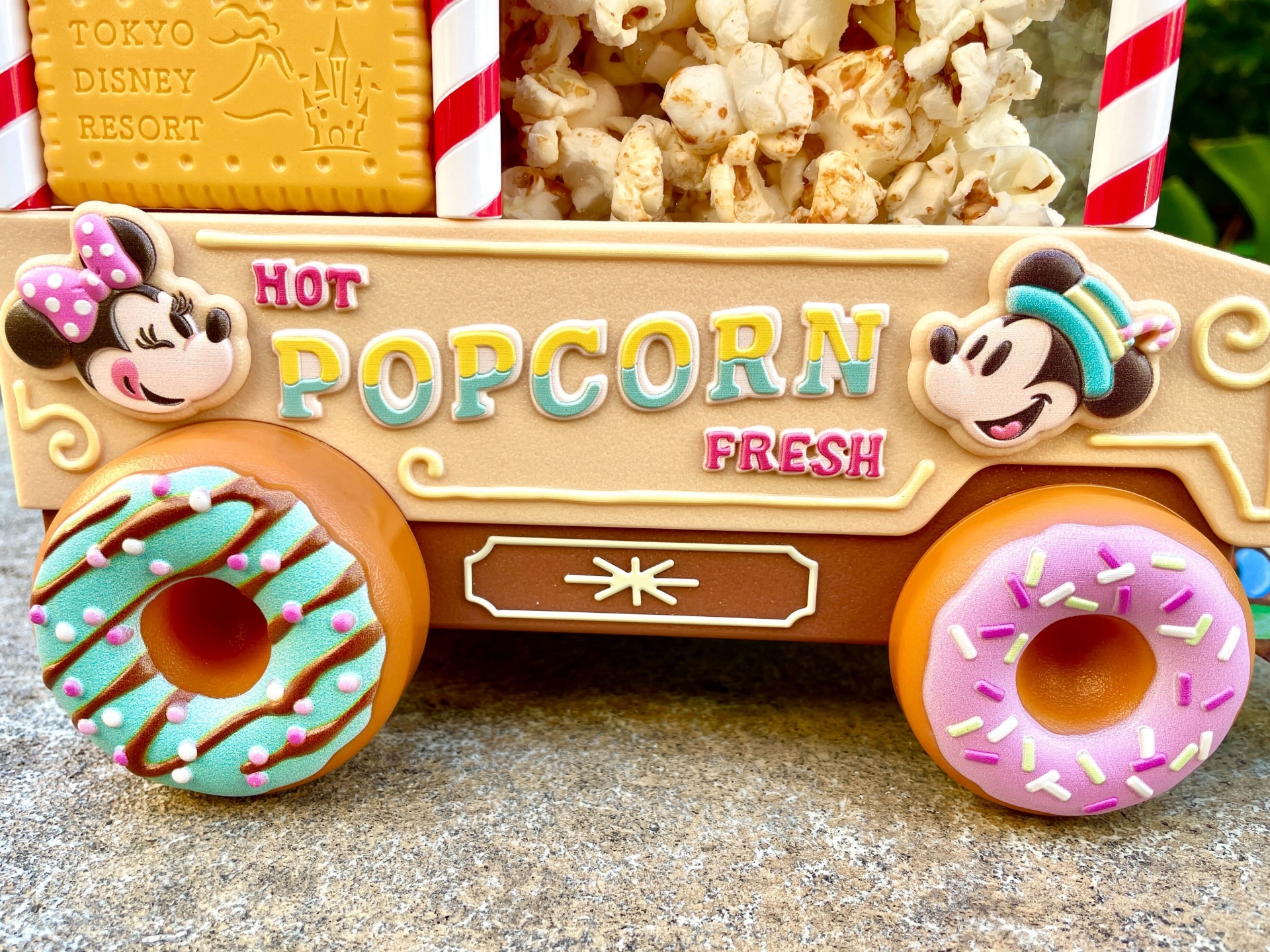 ミッキーやミニーもデザインされており、どこまでもかわいいバケットとなっている