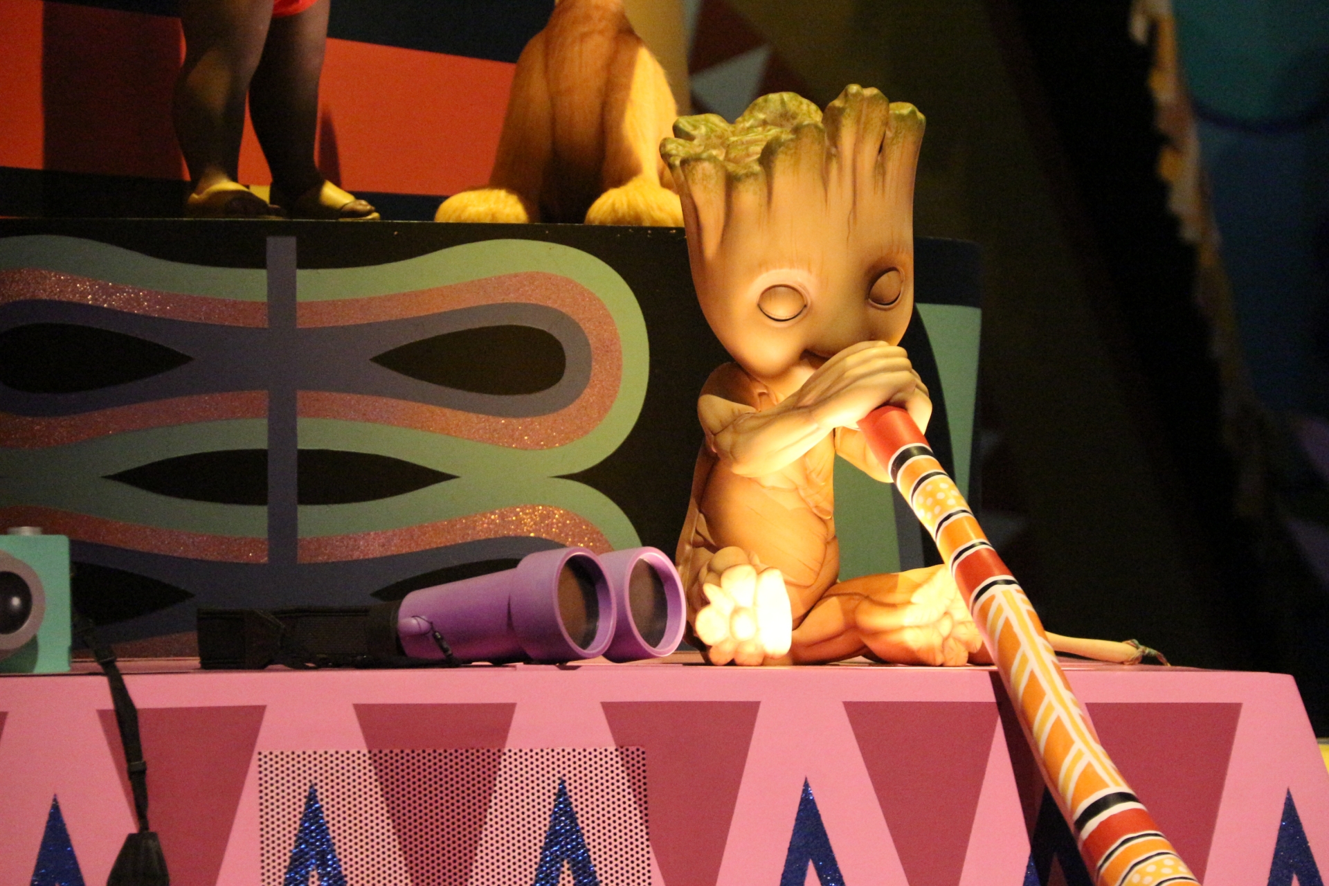 思った以上にグルートに会うことができる。そのかわいい姿と表情も見どころだ