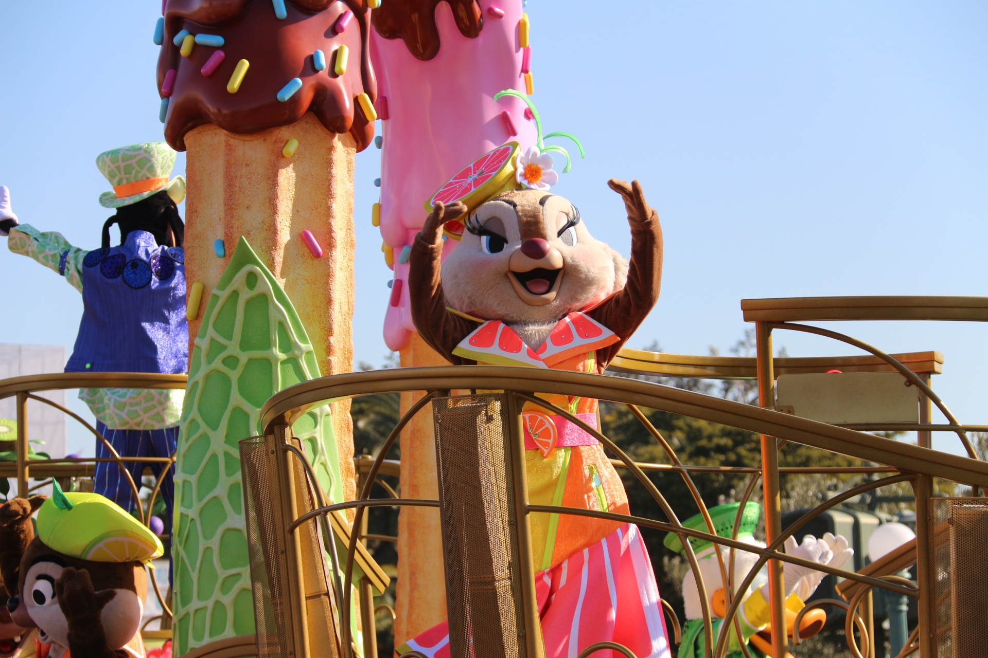 ミッキーとクラリスのツーショットなども見られる。その特徴的な衣装にも注目だ