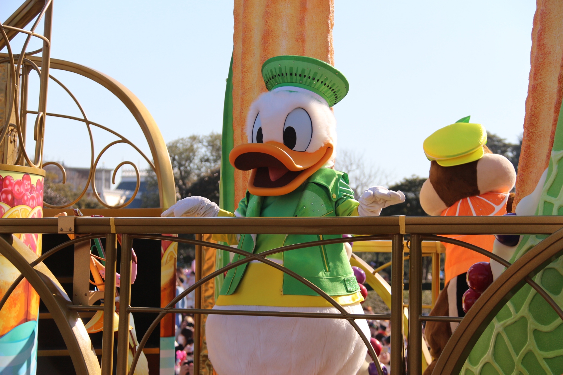 ミッキーとクラリスのツーショットなども見られる。その特徴的な衣装にも注目だ