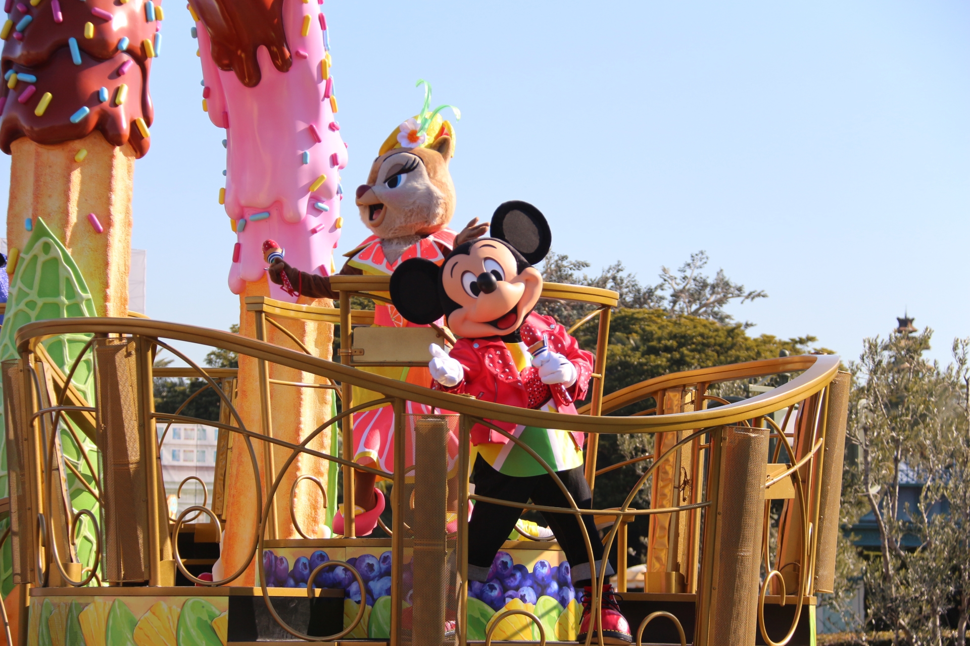 ミッキーとクラリスのツーショットなども見られる。その特徴的な衣装にも注目だ