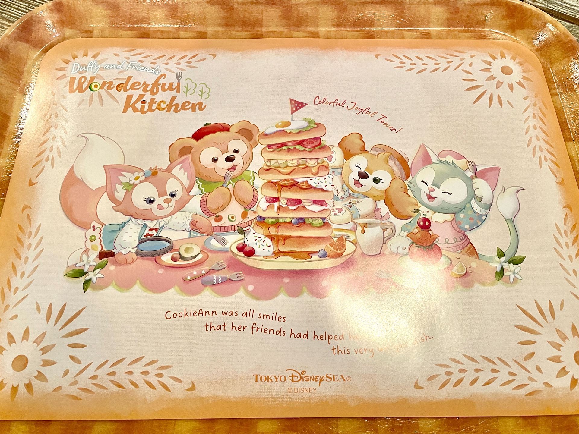 セットはランチョンマットとコースター（全4種のうち1種がランダム）が付いて提供される