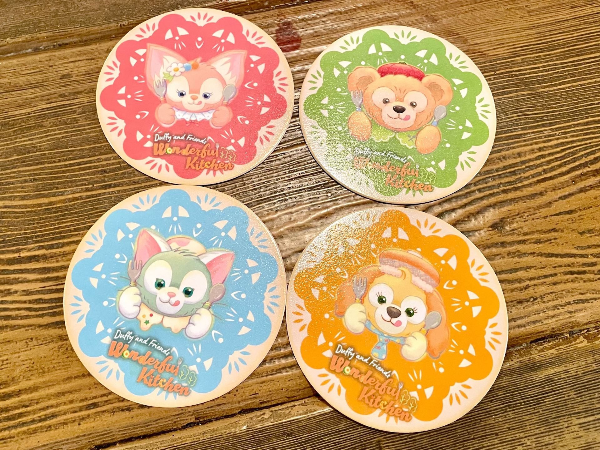 セットはランチョンマットとコースター（全4種のうち1種がランダム）が付いて提供される