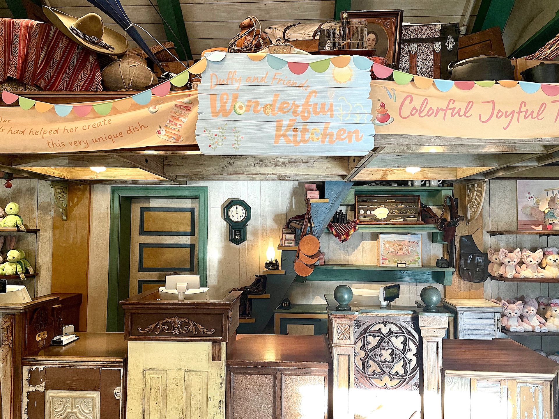 店内の様子。内装の至る所が「ダッフィー＆フレンズ・ワンダフルキッチン」仕様に