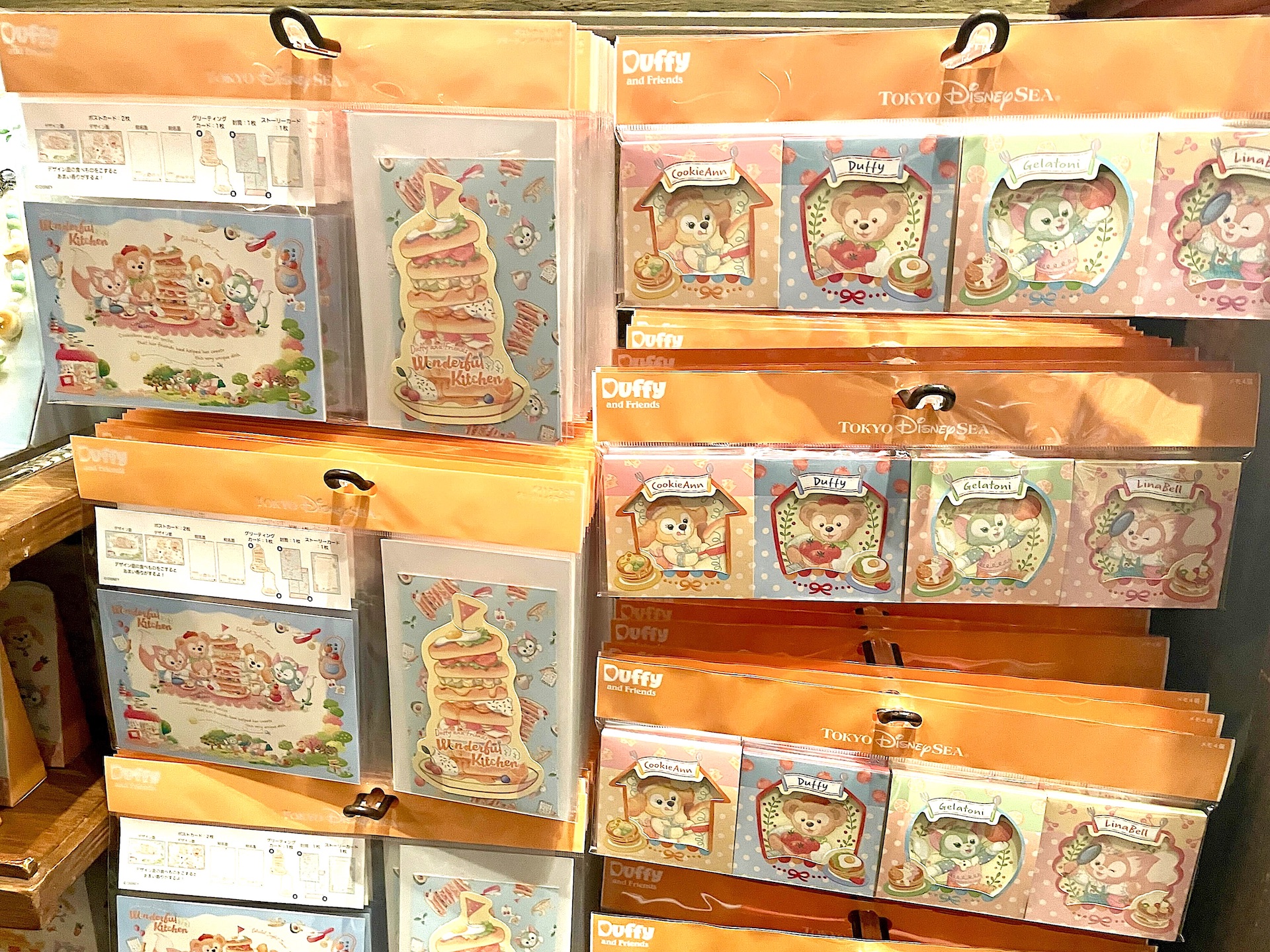 左：ポストカード&グリーティングカード 750円 右：メモセット 1,600円