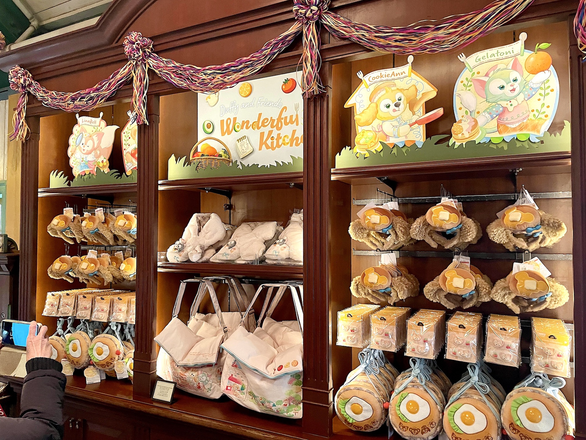 店内の様子。内装の至る所が「ダッフィー＆フレンズ・ワンダフルキッチン」仕様に
