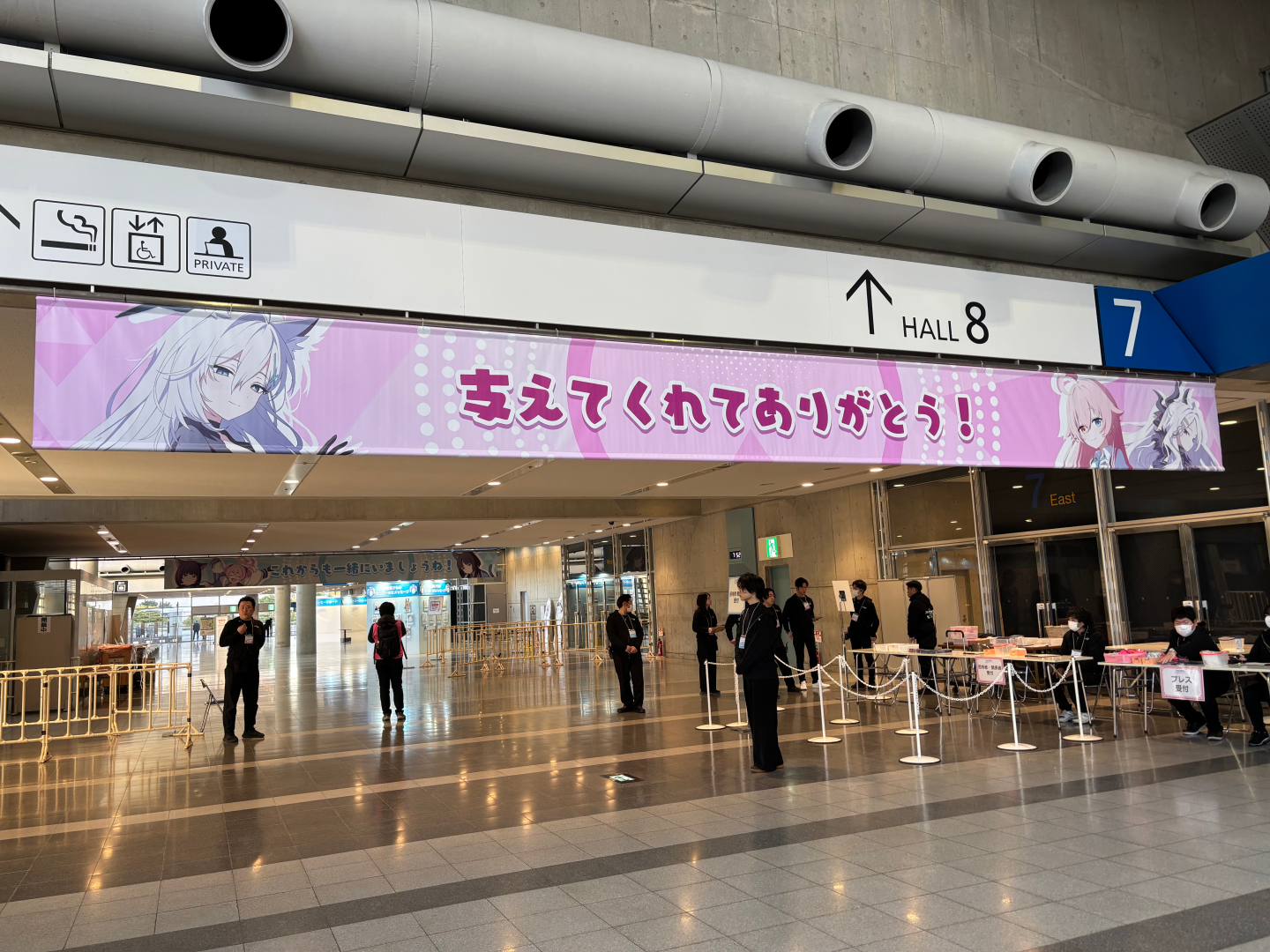 会場内には様々なアトラクションがあるほか、敵として登場したクロカゲの巨大バルーンも