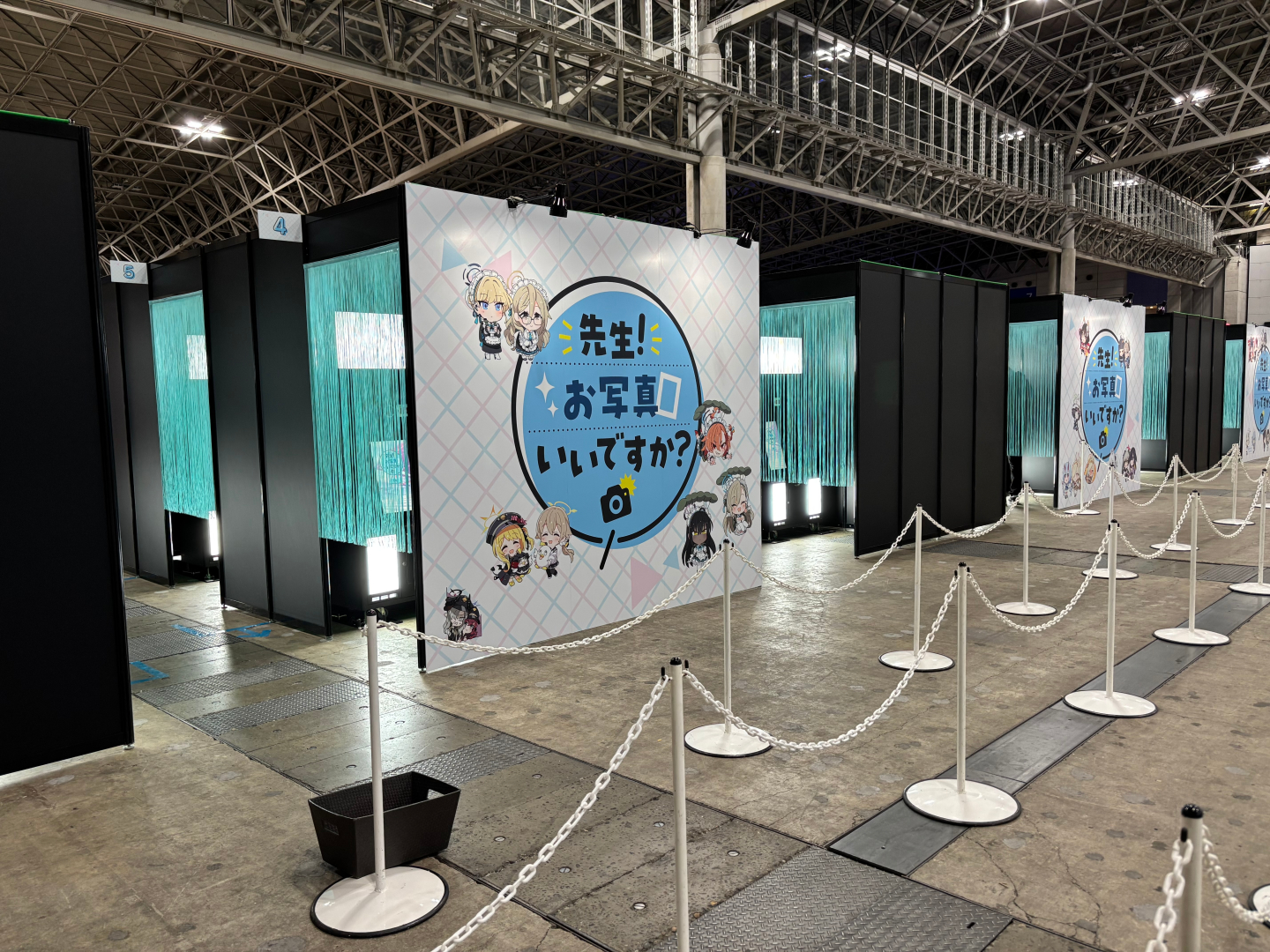 会場内には様々なアトラクションがあるほか、敵として登場したクロカゲの巨大バルーンも