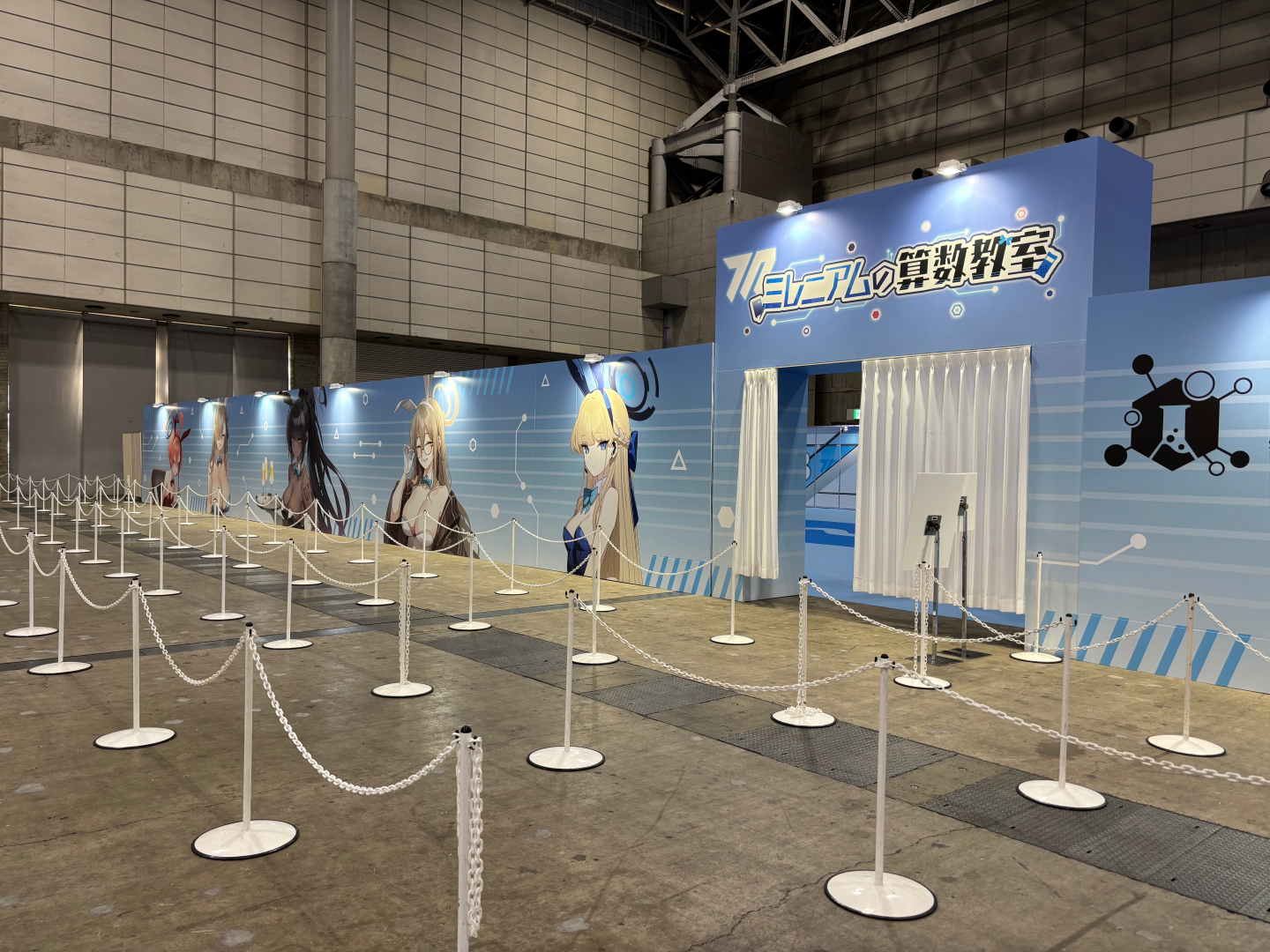 会場内には様々なアトラクションがあるほか、敵として登場したクロカゲの巨大バルーンも