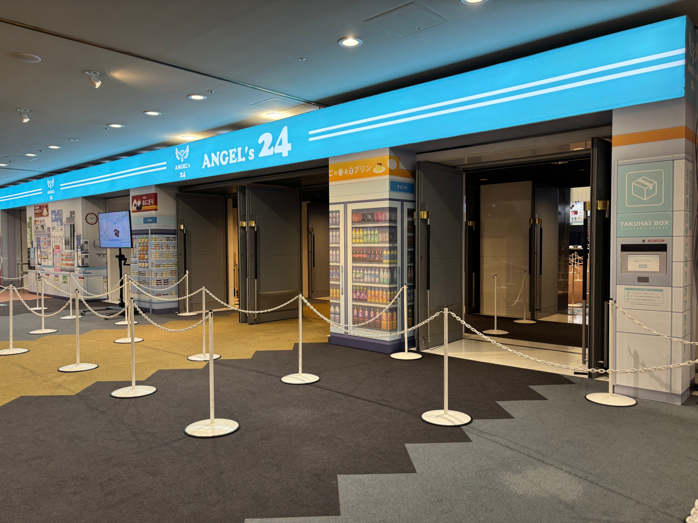 会場内には様々なアトラクションがあるほか、敵として登場したクロカゲの巨大バルーンも