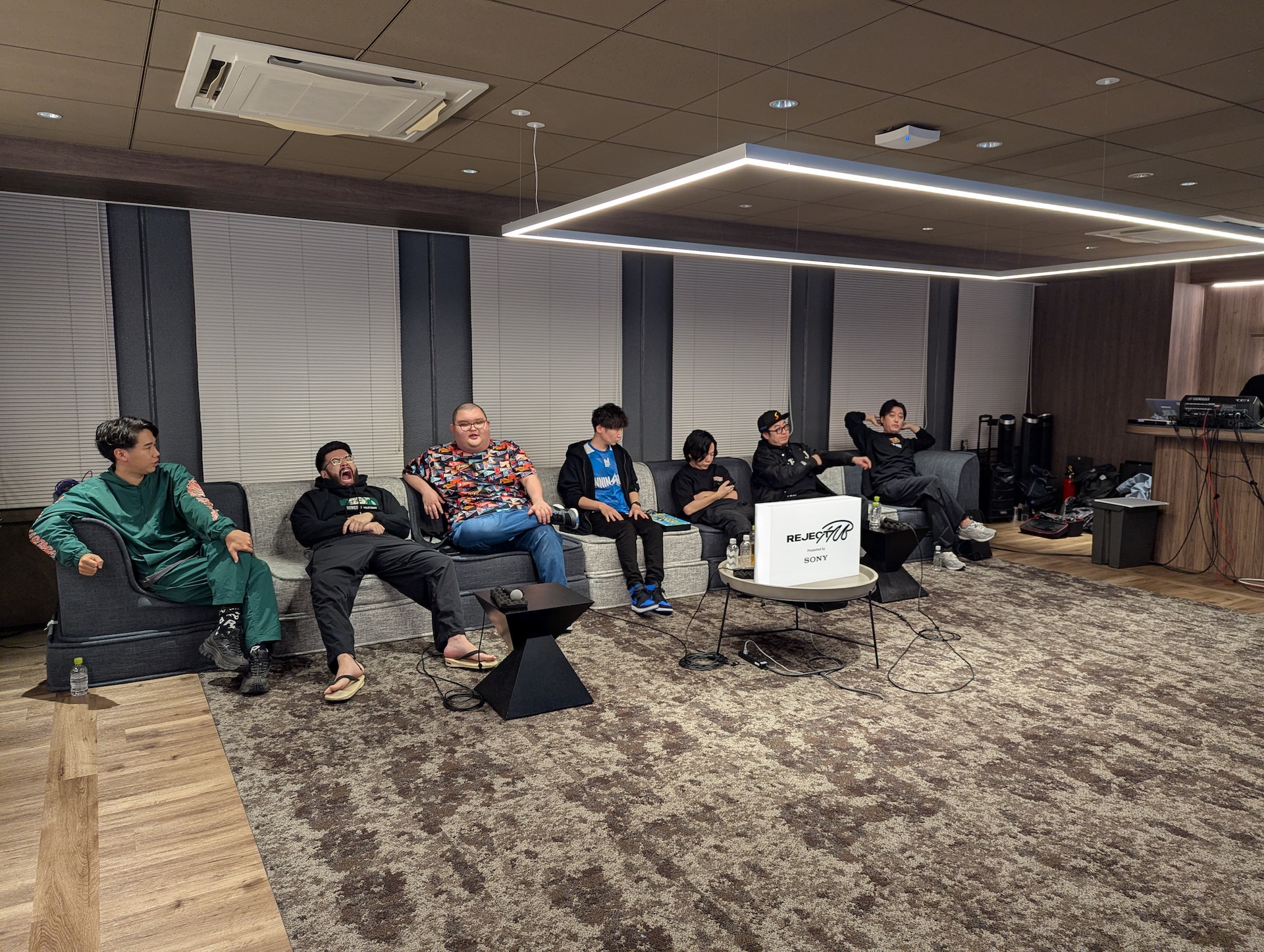 配信開始直後の現場の様子。人気ストリーマーたちがずらっとソファでリラックス