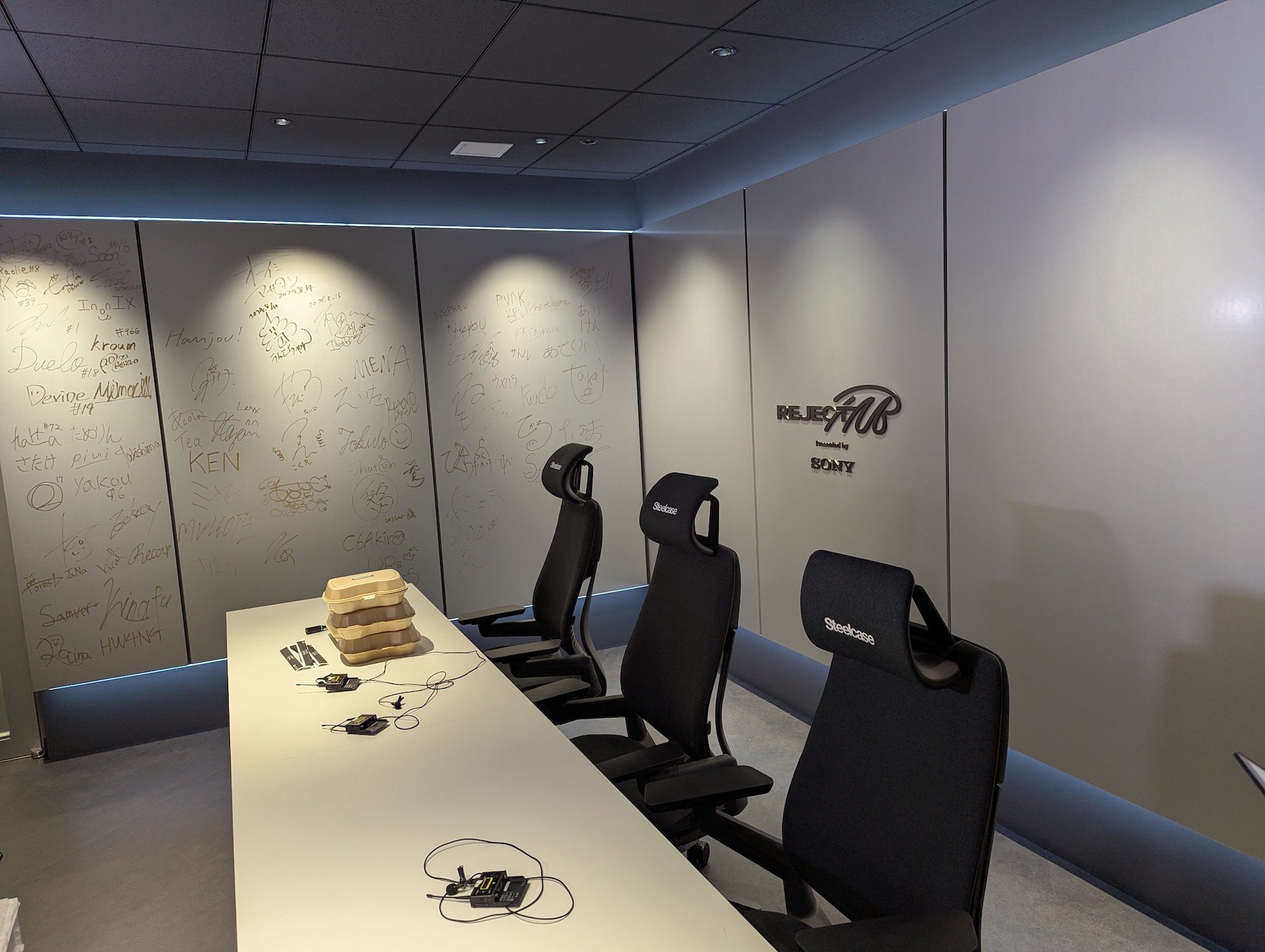 入口から入るとすぐの場所がスタジオスペース。当日のMC席もここが使われていた。壁面にはREJECT HUBを訪れたプロゲーマーたちのサインが数多く寄せられている