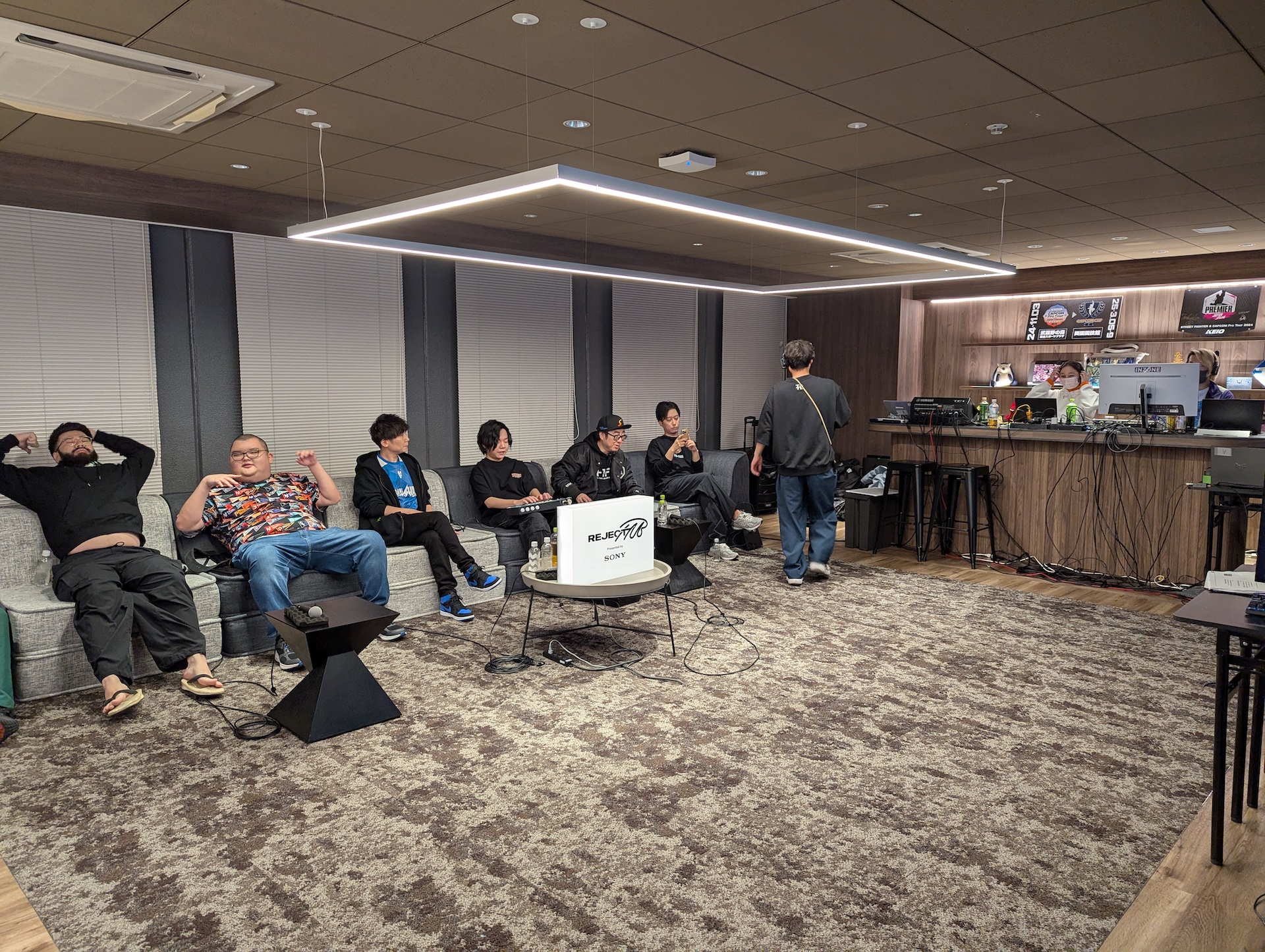 ストリーマーたちがくつろいでいるのがラウンジスペース。奥にはバーカウンターも