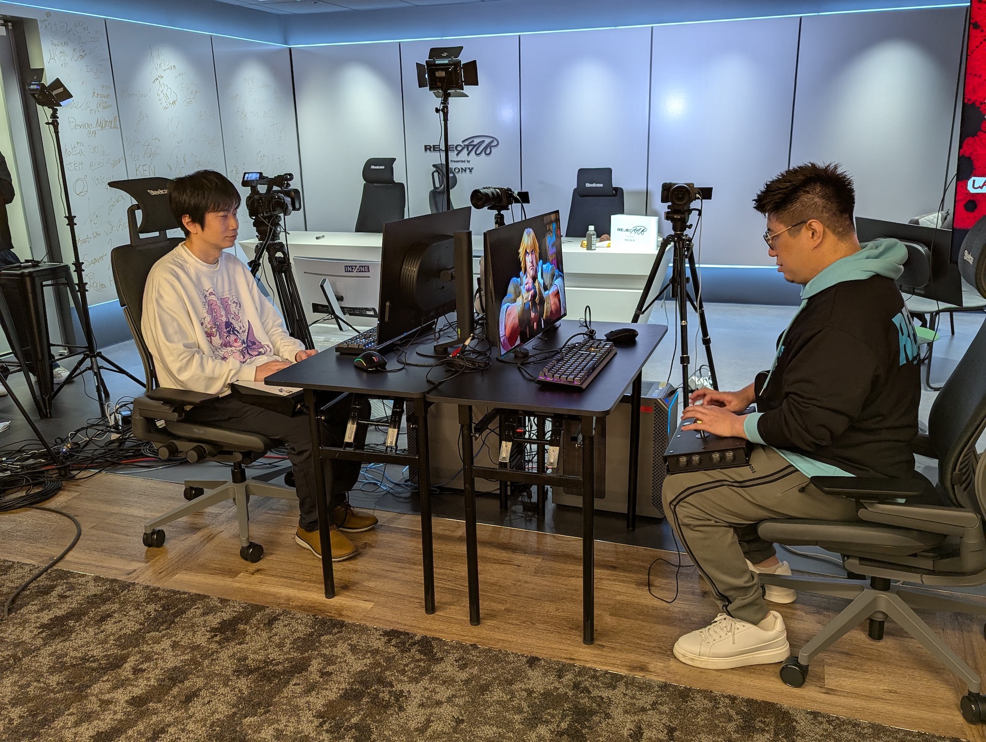 試合の対戦台を使用して実際にゲームをプレイしてくれた2人