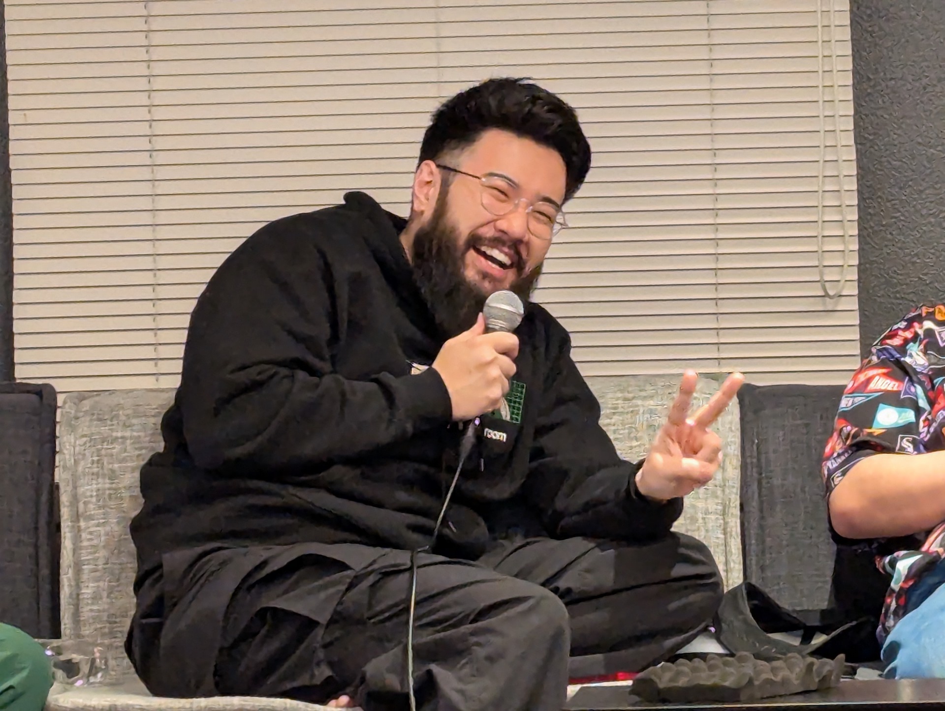 試合前の意気込みを楽しげに語るしんじさん