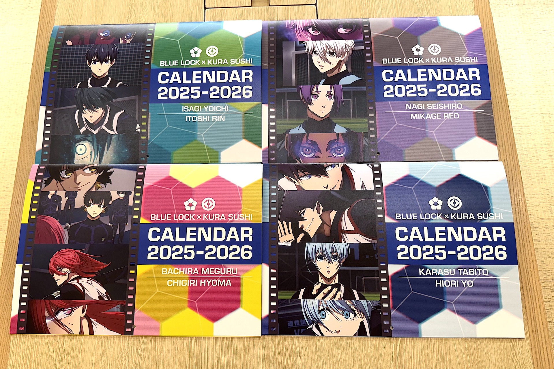 カレンダーは全部で4種。表紙と中身は全て異なるデザインだ