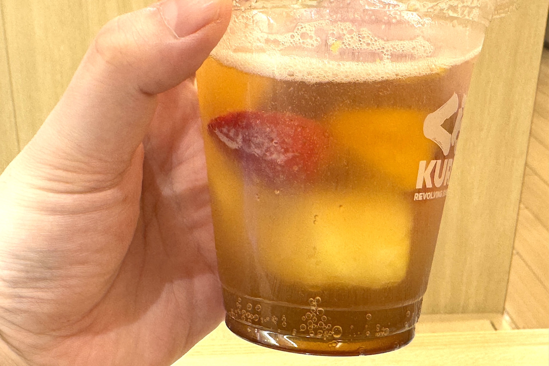 カップの底までフルーツを丸ごと使用したシャーベットがゴロゴロ入っていて満足感が凄い