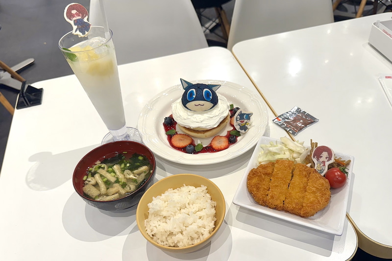 最後にメニューの一部を試食させていただいた。チョイスしたのはお手製とんかつ定食、モルガナのパンケーキ、そしてワンダーの乳酸菌ドリンク。味も見た目も大満足