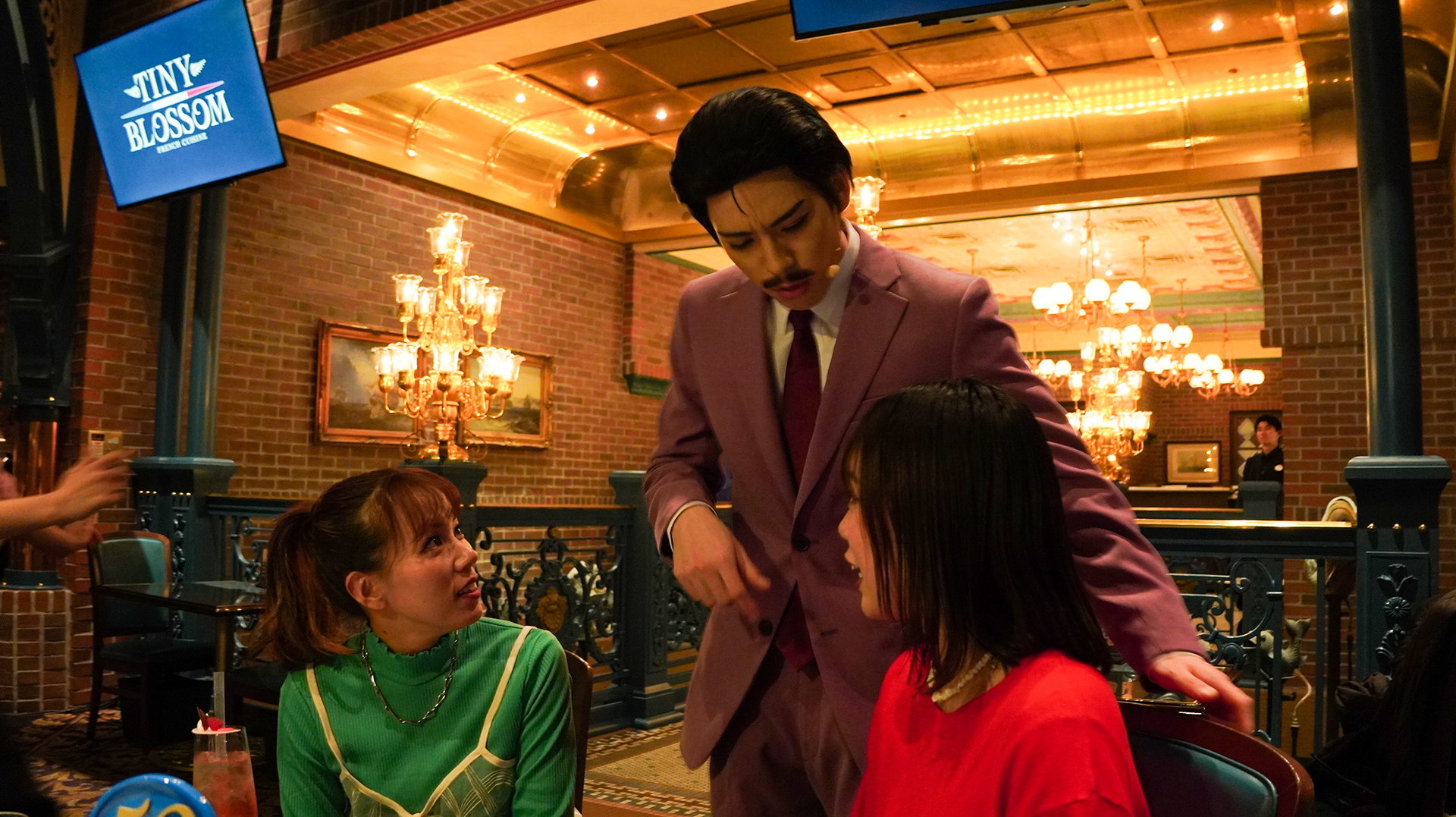 毛利小五郎が自分たちが座っている客席まで捜査にやってくる