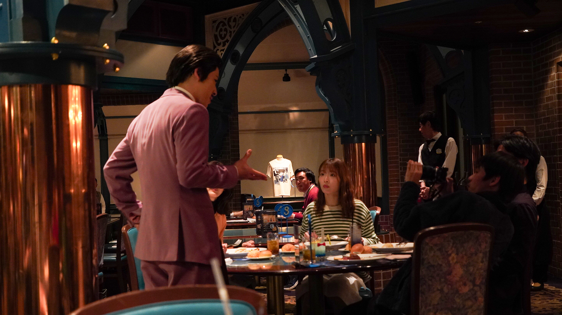 公演は客席のすぐ横で進んでいき、ゲストたちも舞台の出演者となる