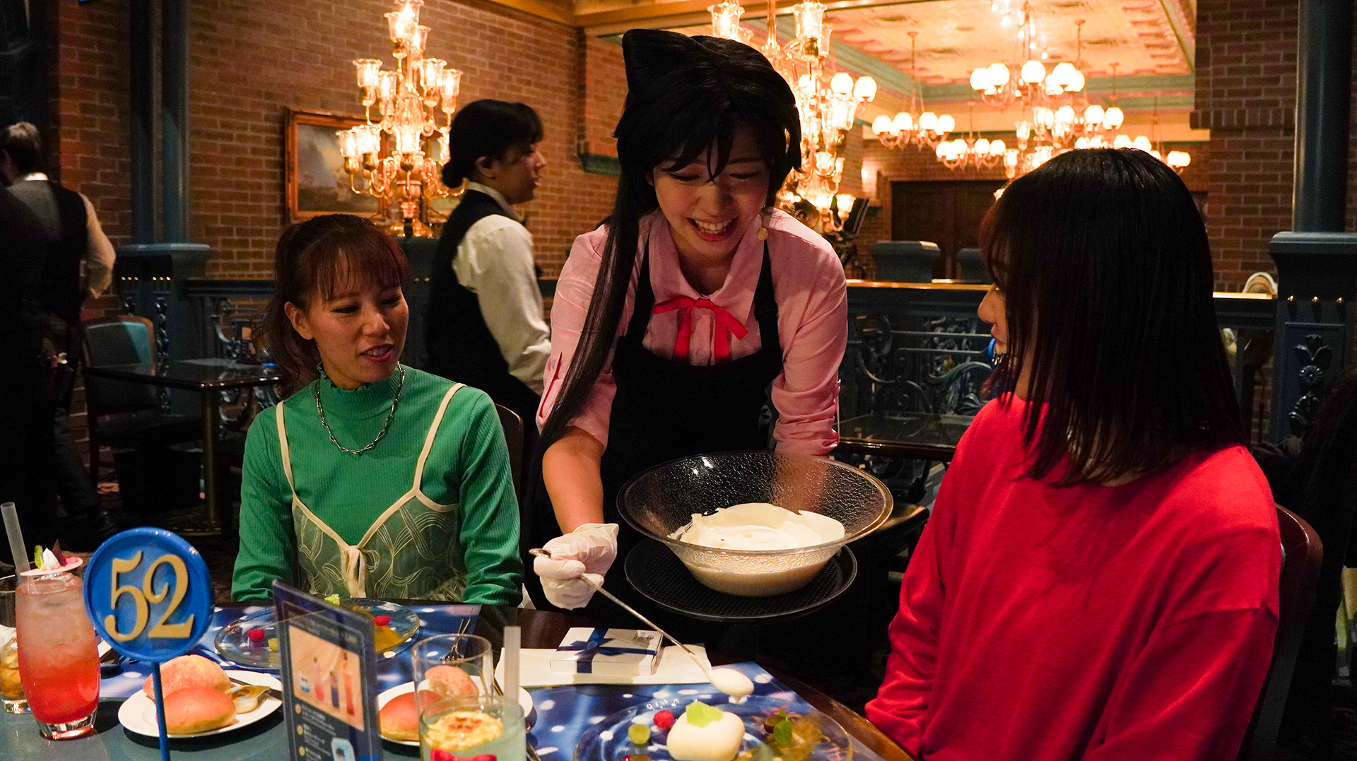 蘭が仕上げのヨーグルトソースをサーブしてくれた