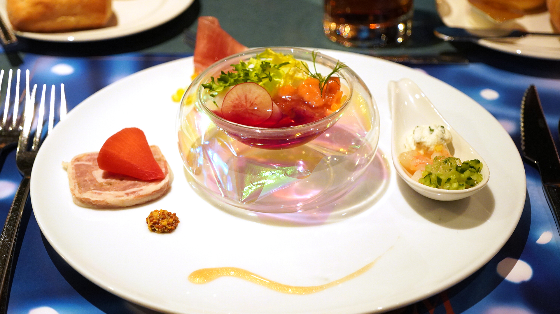 紫蘇ジュレの鮮やかな赤が食欲をそそる