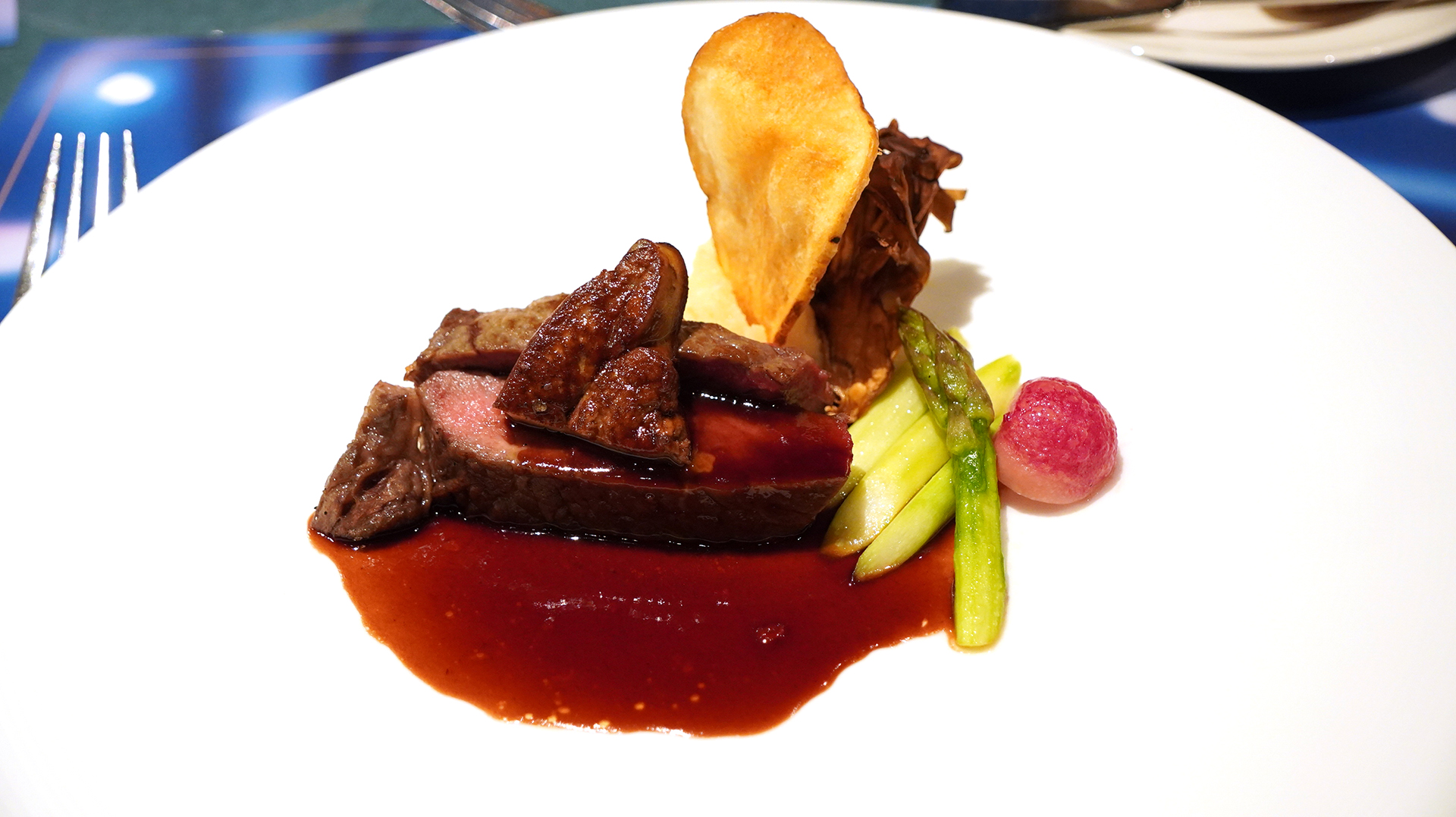 分厚いステーキにフォアグラが付いたボリュームある一皿