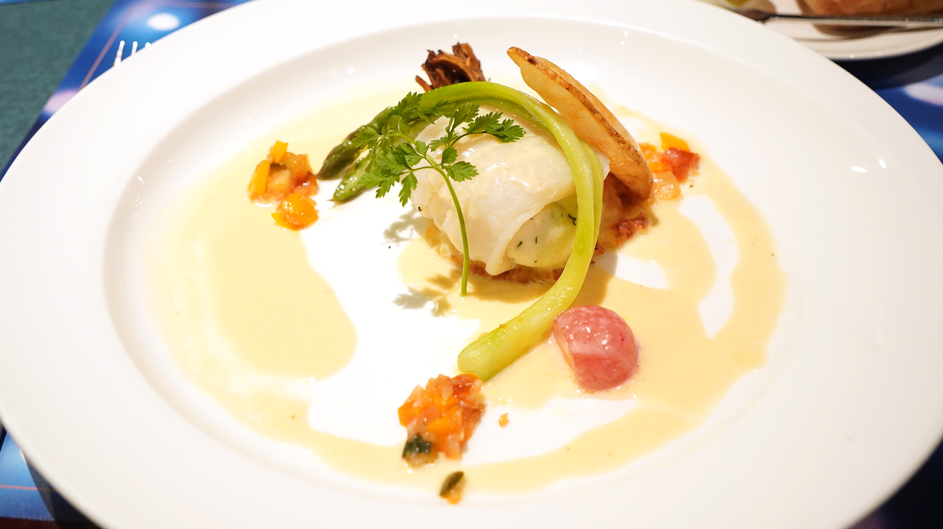 ほんのり甘味のあるふわふわの舌平目に、ラビゴットソースの酸味がアクセントを効かせる