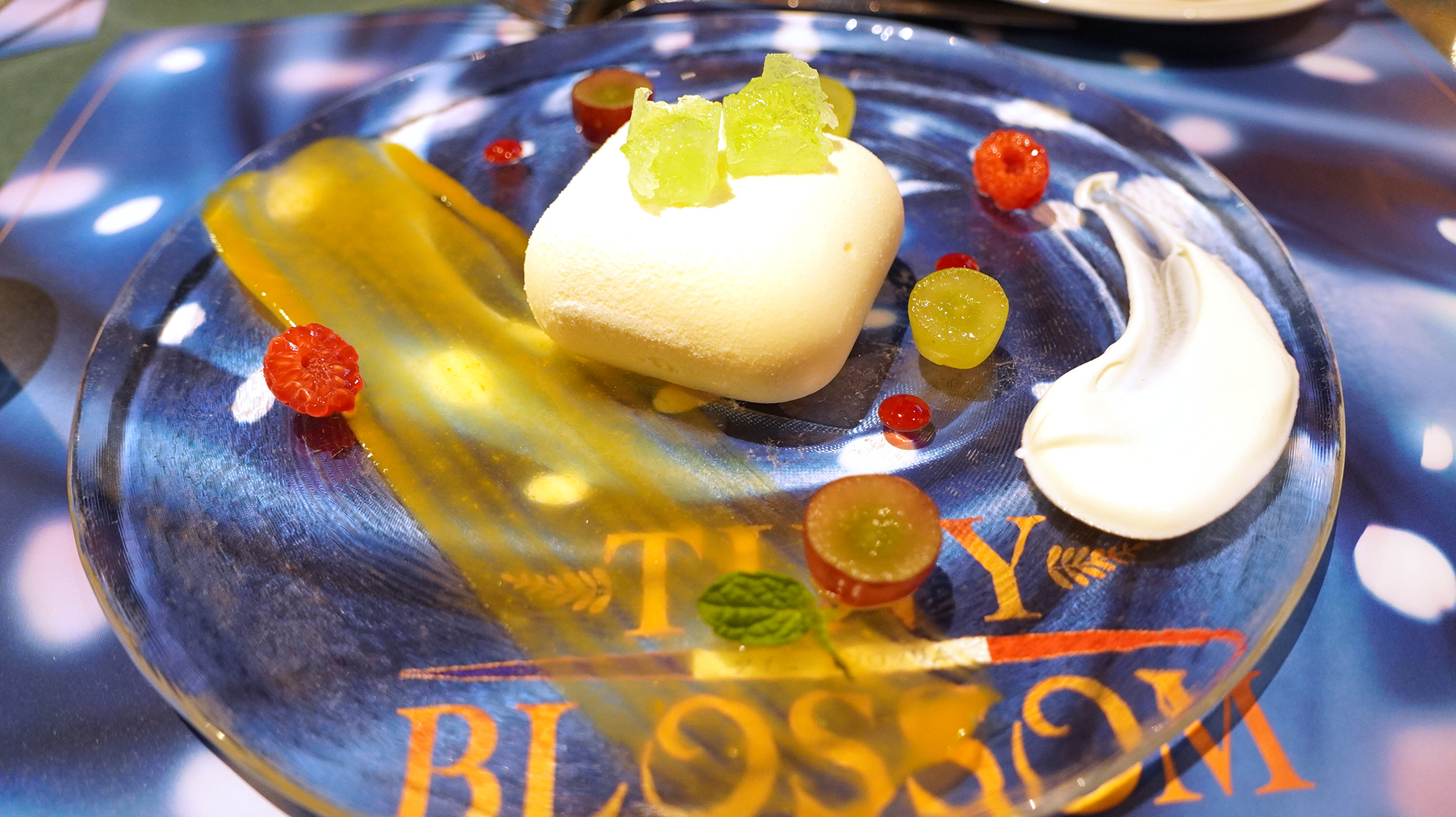 ムースは細かい気泡があり、口に含むとプチプチととろける。チョコの甘さの中にパッションフルーツの酸味が閉じ込められている