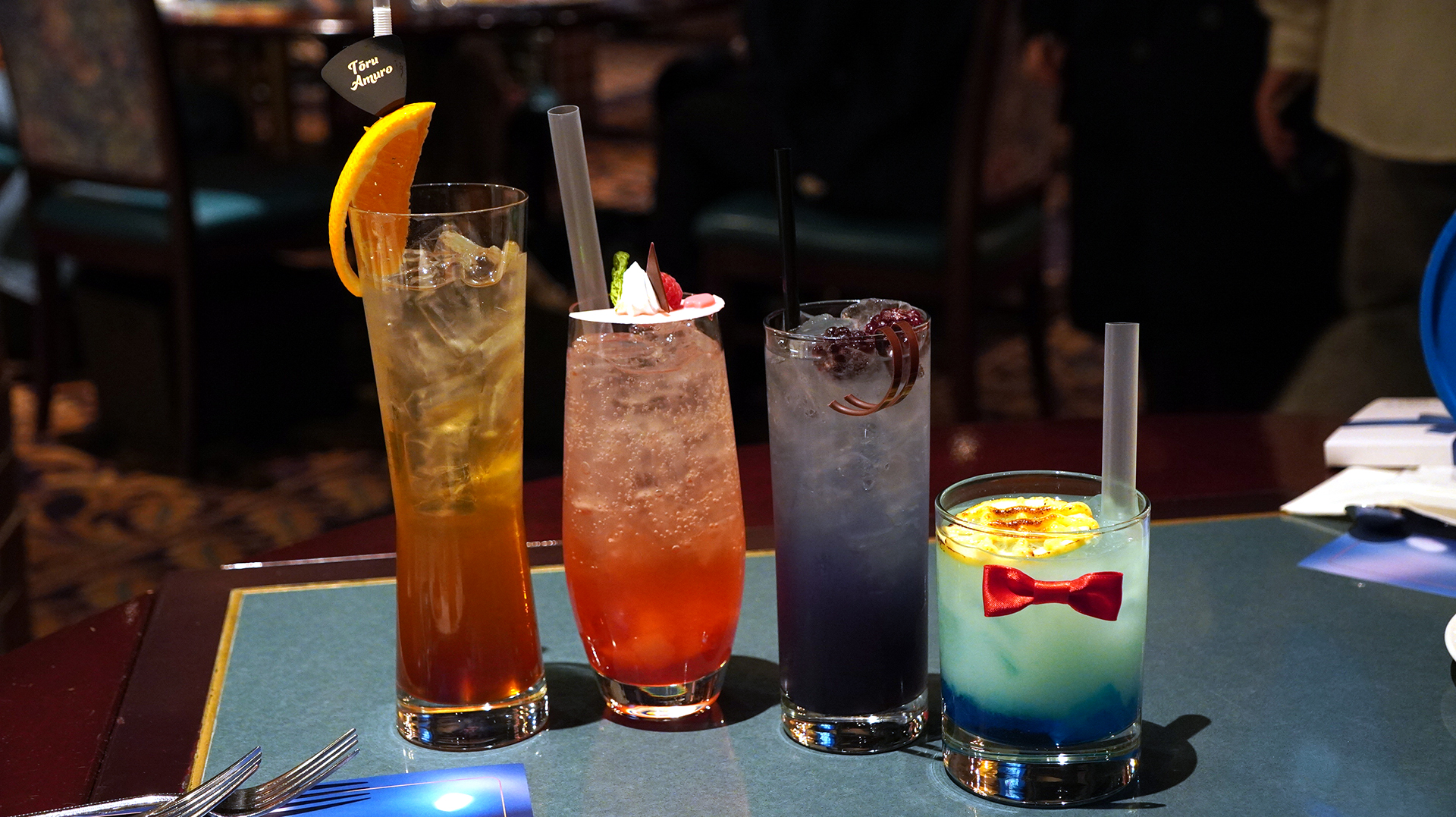 左から「スモーキー・オレンジティーソーダ」、「桜舞う 蘭のピーチソーダ」、「眠りの小五郎 ライム・ジンジャーソーダ」、「小さくなった名探偵 レモン・ホワイトウォーター」