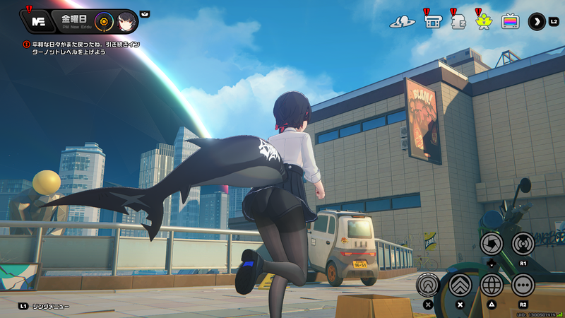 移動する度にプリーツスカートがなびくのでチラッと見えてしまう