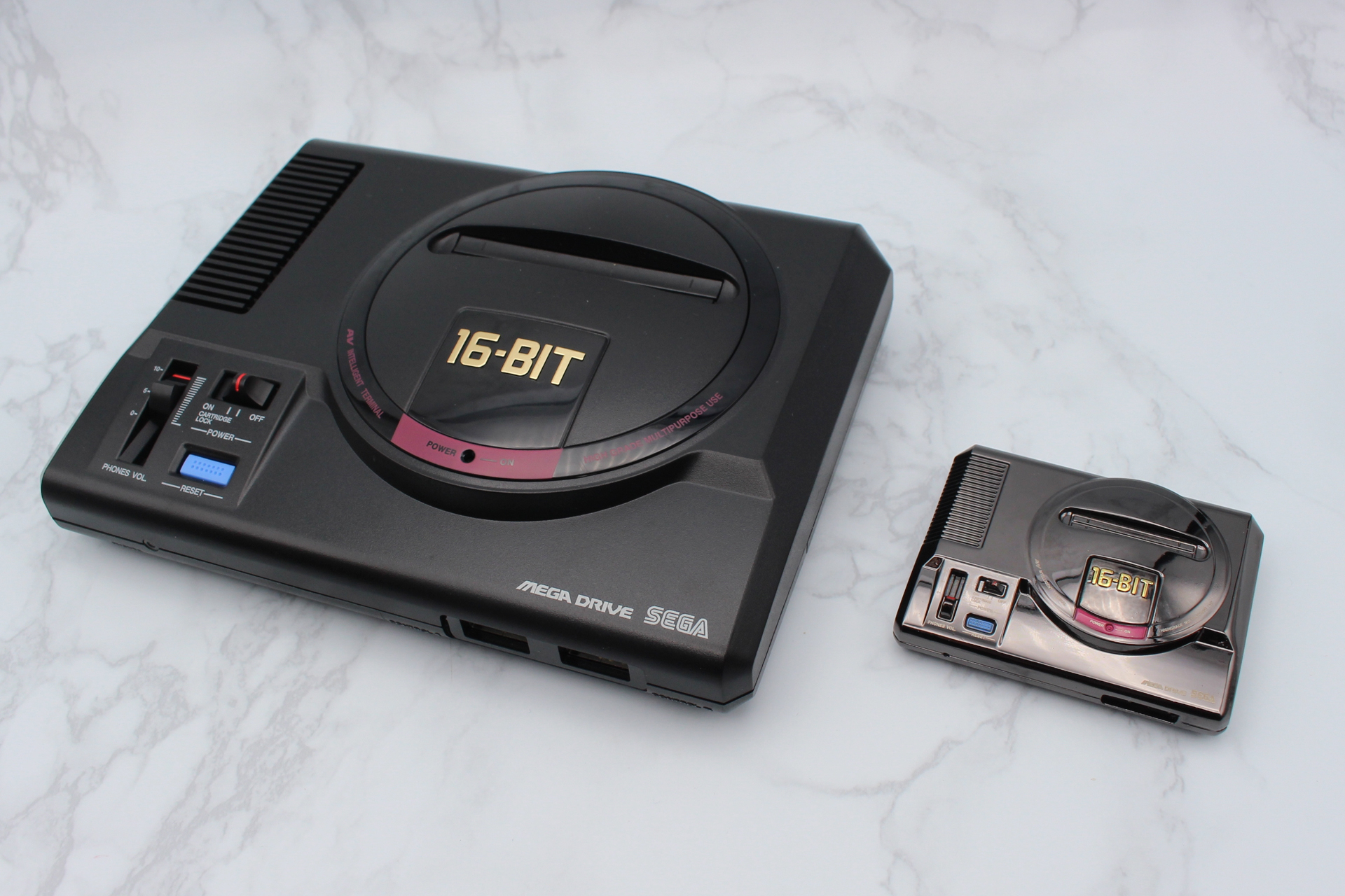 実機がすぐに用意できなかったため、実機の55％サイズのメガドライブミニと並べてみた。どちらも実機とは違う大きさなので、頭がバグりそうだ