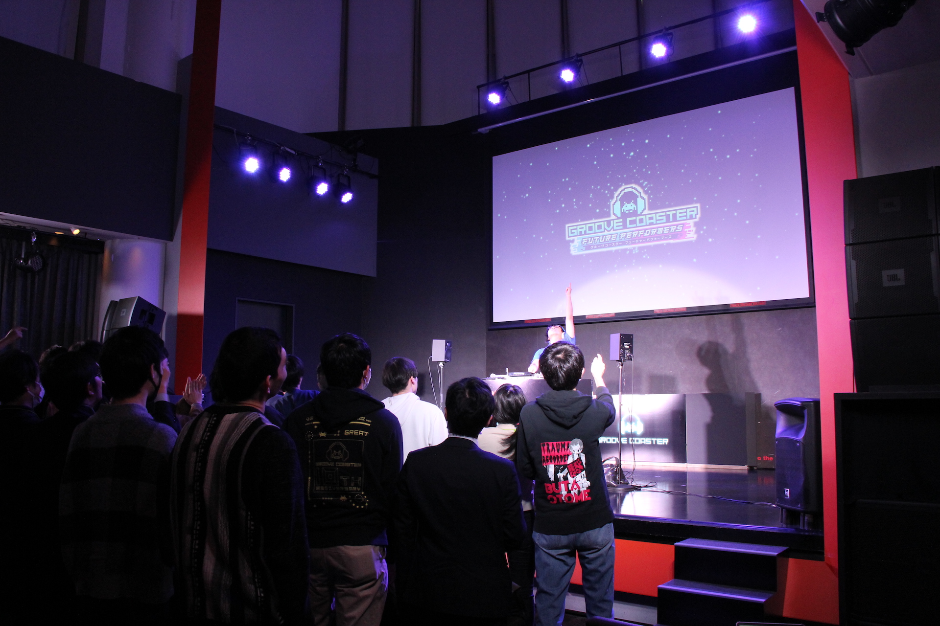 ミニDJライブでは会場の照明も落とされ、まさにクラブで踊っているような感覚を味わうことができた