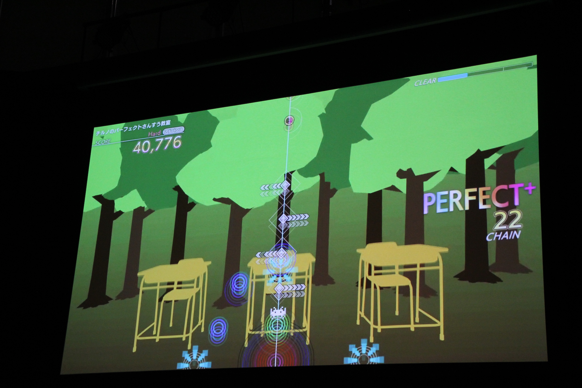 ここでベーシックとアドバンスド、それぞれのプレイ画面が上映された。近い場面を並べてみたので、気になる人はノートの数や種類などを見比べてほしい