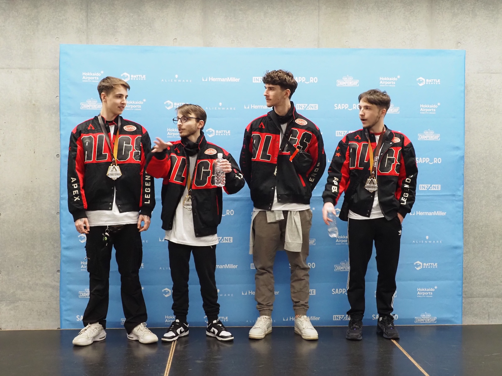 左からUxaco選手、Hiarka選手、Stevezコーチ、Lzhidan選手