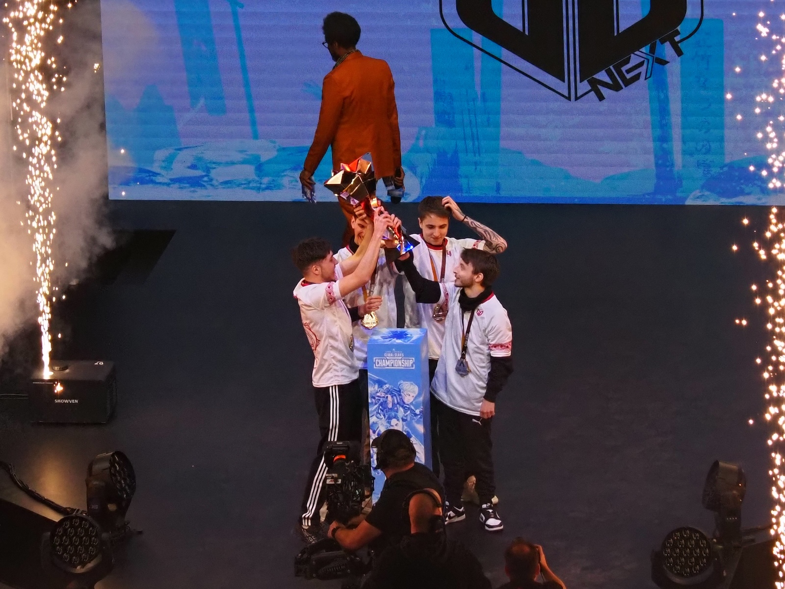 「GoNext」がトロフィーを掲げた瞬間