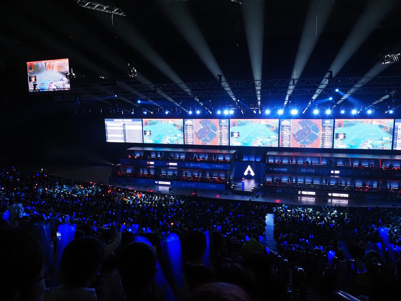 モニターにFnaticの様子が映し出されると大きな歓声があがる