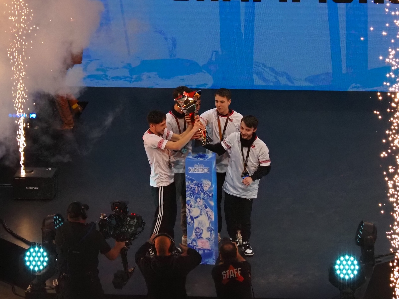 北米以外のチームが初めてトロフィーを手にした！