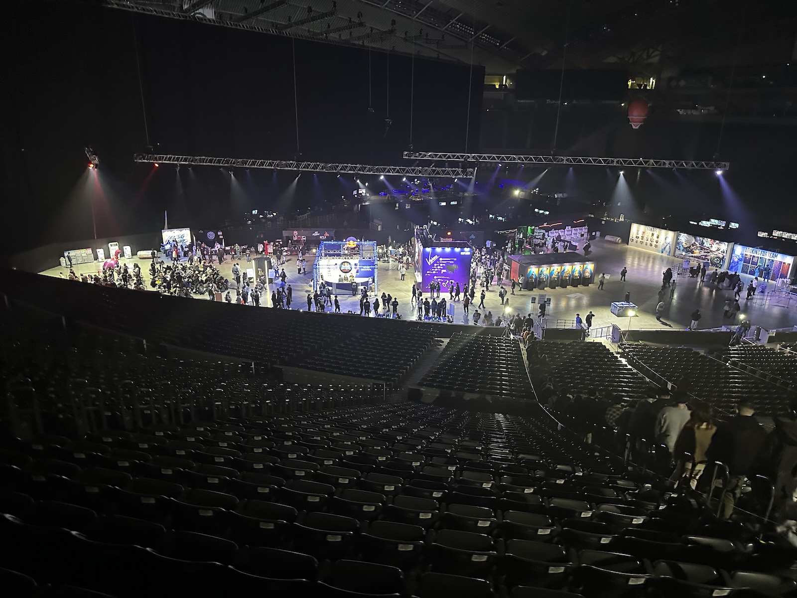 ファンゾーン側の様子。画像左上に黒い壁が立っているが、この向こうは試合会場だ